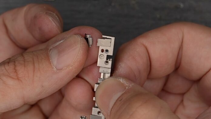 iphone-duo-apple-balama-cover-a97878-001 Broken iPhone Duo Hinge Part Offers a New Clue to Inner-Screen Cracks