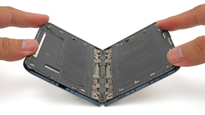iphone-duo-apple-ifixit-cover-a97844-001 iPhone Duo teardown image showing the foldable phone’s internal construction